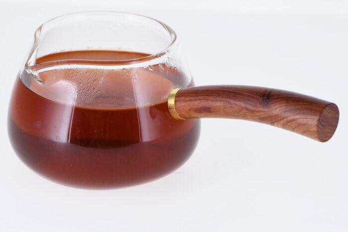 Glas Einhandkrug "Taiji" 350 ml mit Holzgriff